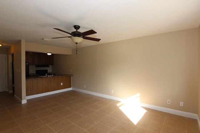 Building Photo - Great 2 Bedroom Unit in Fort Walton Beach!