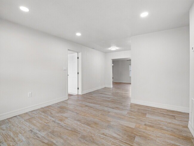 Foto del edificio - 5-bedroom, 3-full-bathroom