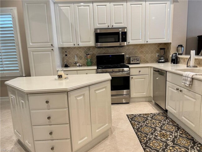Building Photo - BEAUTIFUL 2/2 + DEN SINGLE FAMILY HOME IN ...