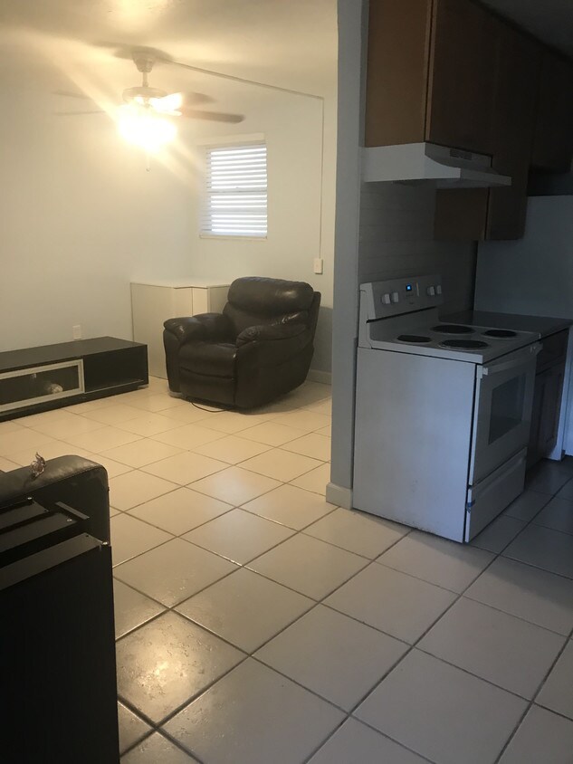 Spacious living room - 160 NE 55th St