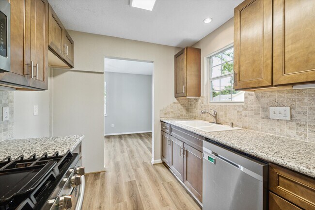 Building Photo - 15910 Timber Valley Dr