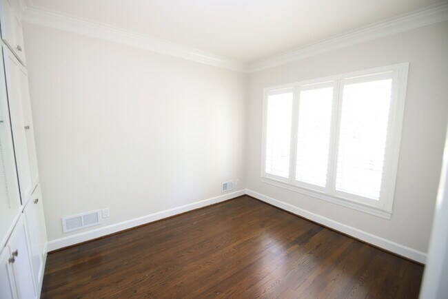 Foto del edificio - Three Bedroom St Matthews Condo