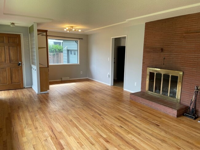 Building Photo - Spacious Mt Scott 3 bedroom house- Fenced backyard- Garage- W/D