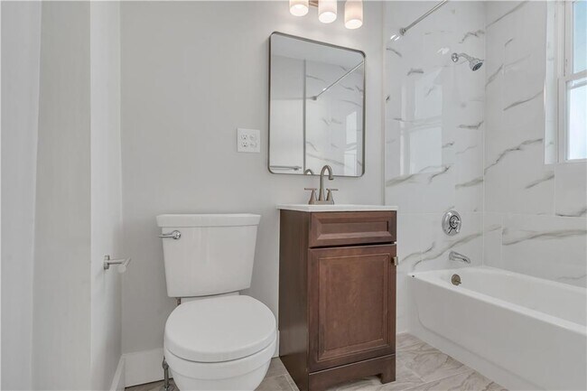 Building Photo - 382 Orms St