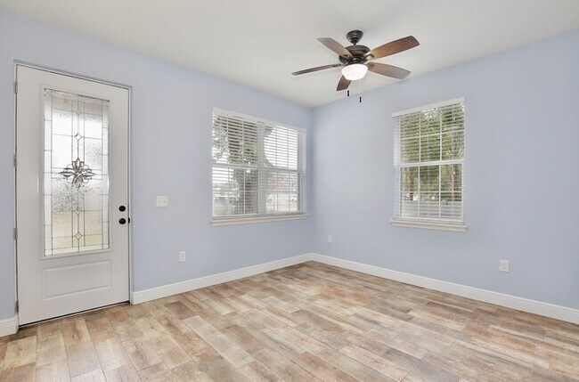 Building Photo - Beautiful 4/2 Spacious Home with a Large B...