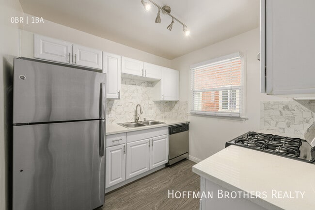 Building Photo - 2001 Beachwood Dr