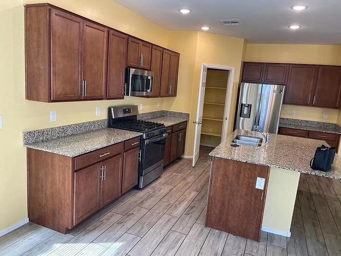 Primary Photo - Stunning 5-bedroom 3 bathroom