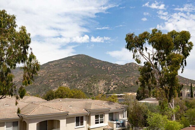 Foto del edificio - !!! CHARMING 2/2 CONDO WITH 2 CAR GARAGE I...