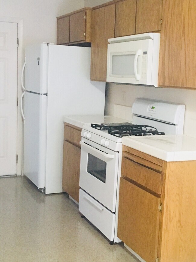 Building Photo - Spacious Apartment!!!