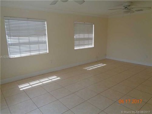 Foto del edificio - 183 NE 51st St