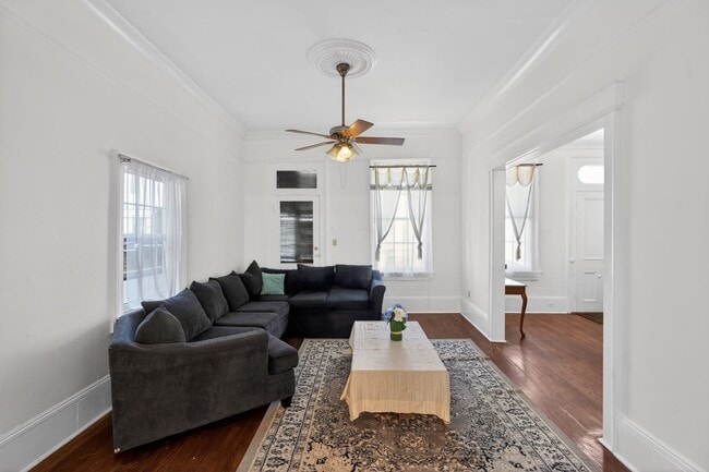 Building Photo - 1030 Burgundy St