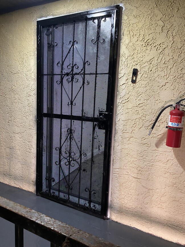 Building Photo - 1539 E Young St