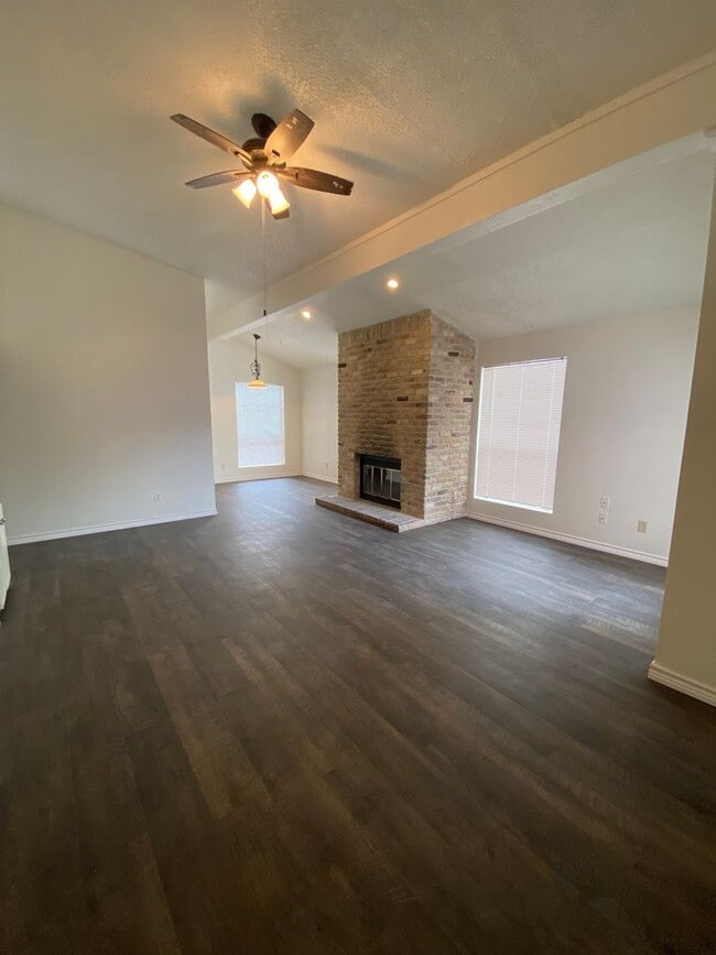 Foto del edificio - UT PRE-LEASE: 3 bed/2 bath Condo w/ Fireplace, Cathedral Ceilings in bedrooms