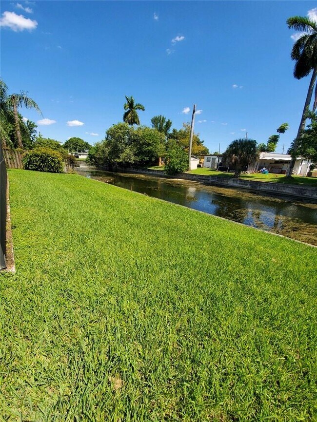 Foto del edificio - 6104 NW 19th Ct