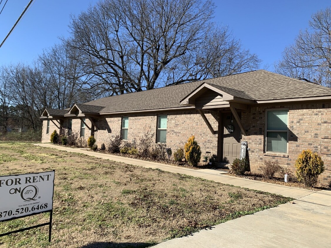 Foto principal - "Charming 2-Bedroom Gem with Granite Elegance in Brookland – 940 Sq Ft of Comfort at 207 S. Holman!"