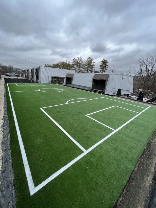 Campo de fútbol recién completado - Axis Apartments