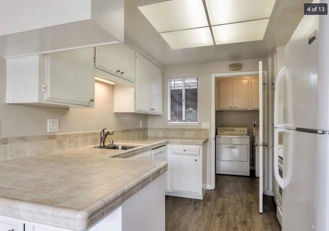 Building Photo - 627 Vasona Ct