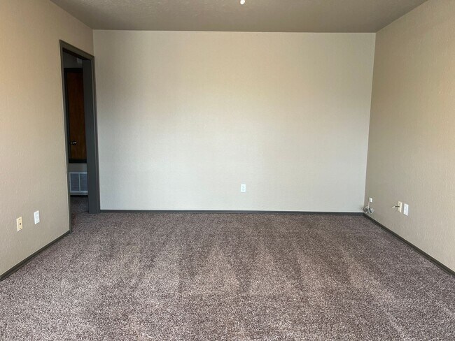 Building Photo - 2 Bedroom Duplex with Move in Special!!