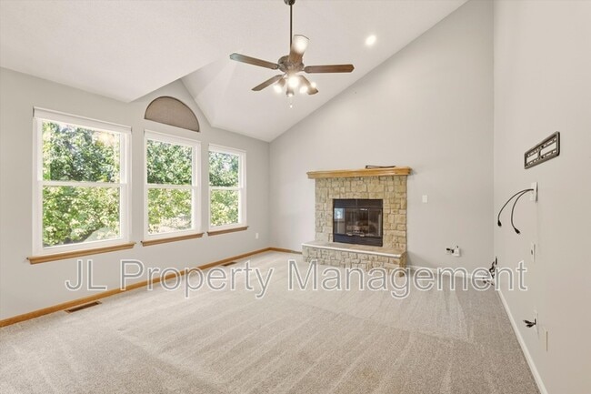 Building Photo - 125 SE Topaz Dr