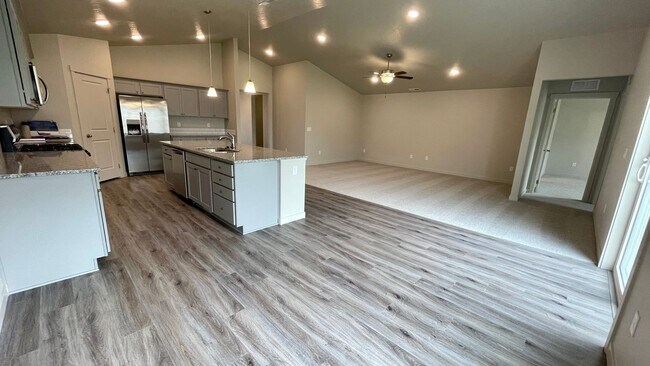 Foto del edificio - $2,199.00 / Large 4 bed 2 bath / 3 car gar...