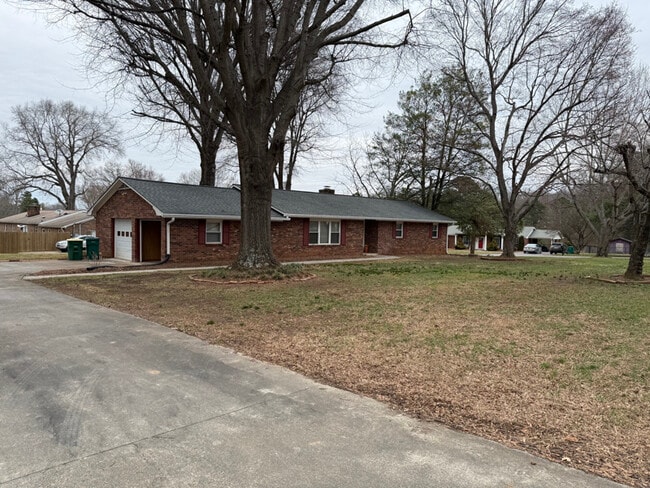 Building Photo - 825 Reynolds Rd