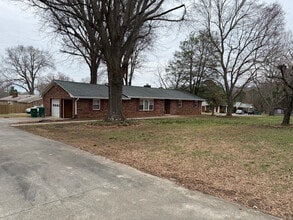 Building Photo - 825 Reynolds Rd