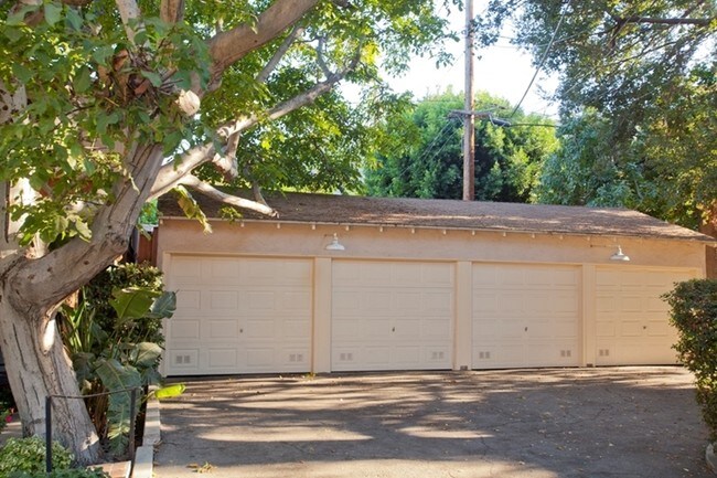 Garages - 2912-2914 Riverside