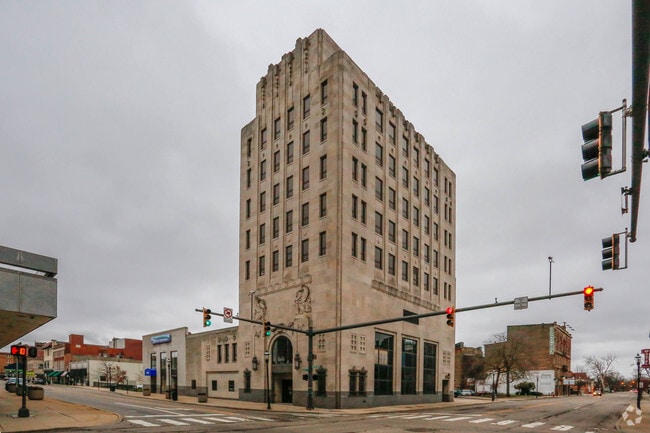Building Photo - Goetz Tower