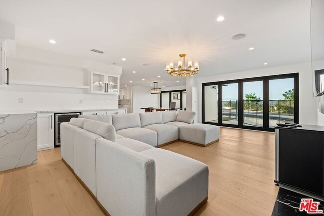 Foto del edificio - 15655 Castlewoods Dr