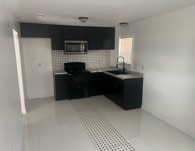 Foto del edificio - 3103 Lincoln Dr