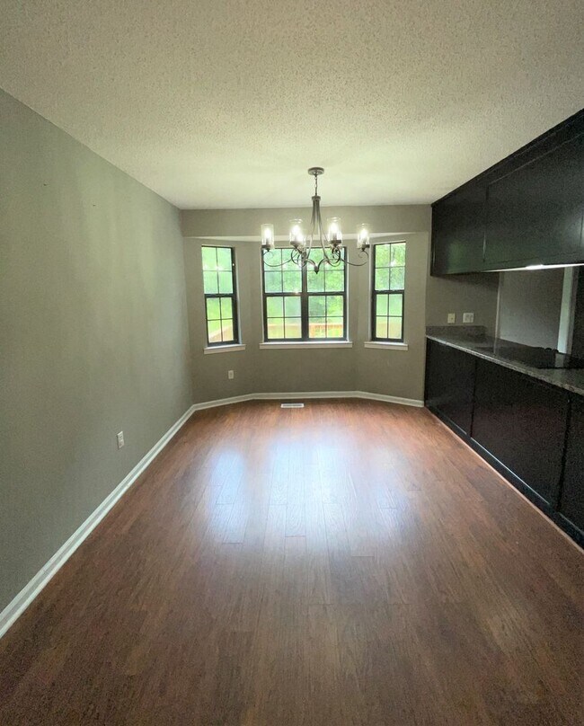 Foto del edificio - Available NOW!