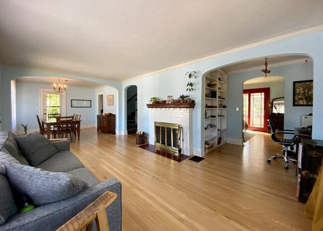 Building Photo - Beautiful Updated 4 bed/1.5 bath home in S...