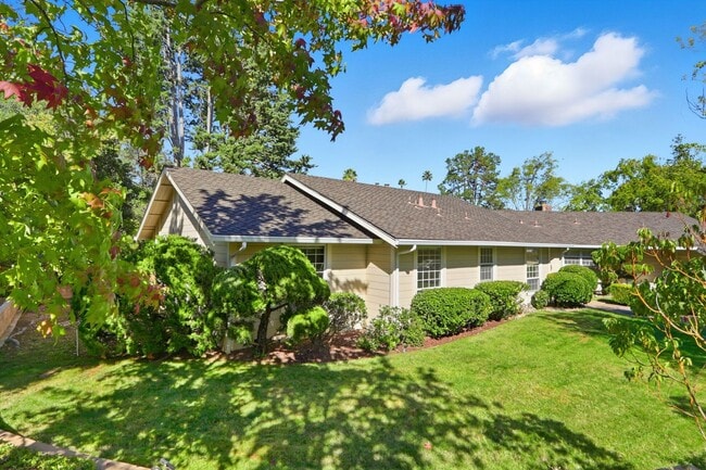 Building Photo - Stunning 3,488 Sq. Ft. Home with Pool & 3-...