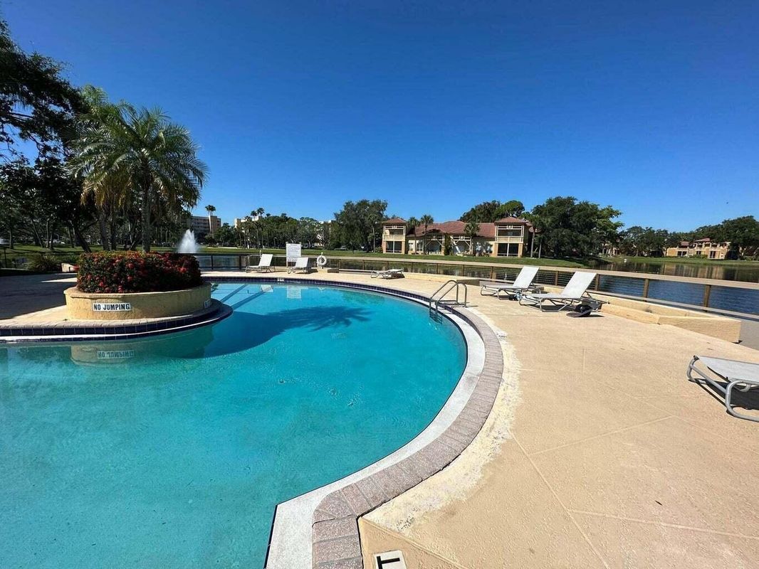 Foto del edificio - 4751 Via Palm Lakes