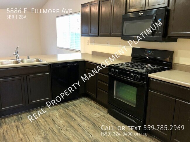 Building Photo - $2,100- Fowler & Belmont 3 Bedroom Home - ...