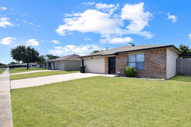 Building Photo - 2514 Traverse Dr