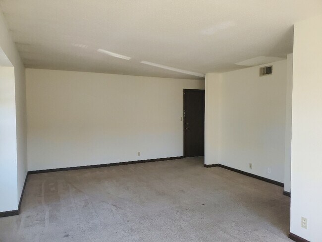 Building Photo - 117 Albany Dr