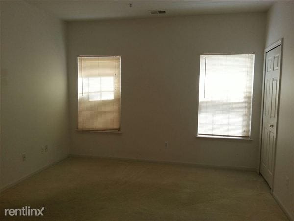 Building Photo - 488 Village Dr