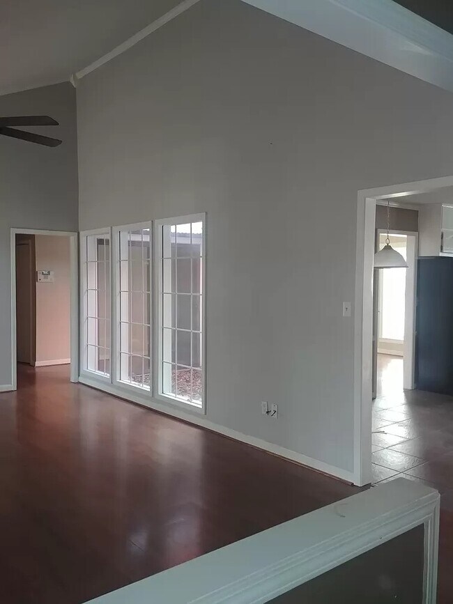 Building Photo - 2332 Tahiti Ln