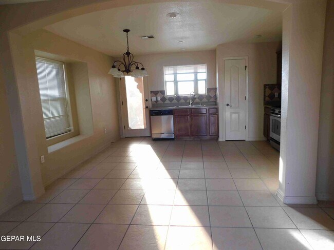 Foto del edificio - 4529 Hugo Reyes St