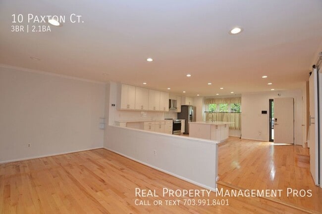 Building Photo - Completely Renovated Townhouse In Countrys...