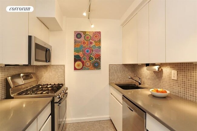 Building Photo - 225 E 57th St