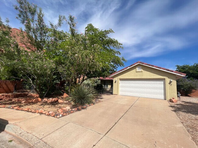 Building Photo - Charming Home with view of Red Mountain