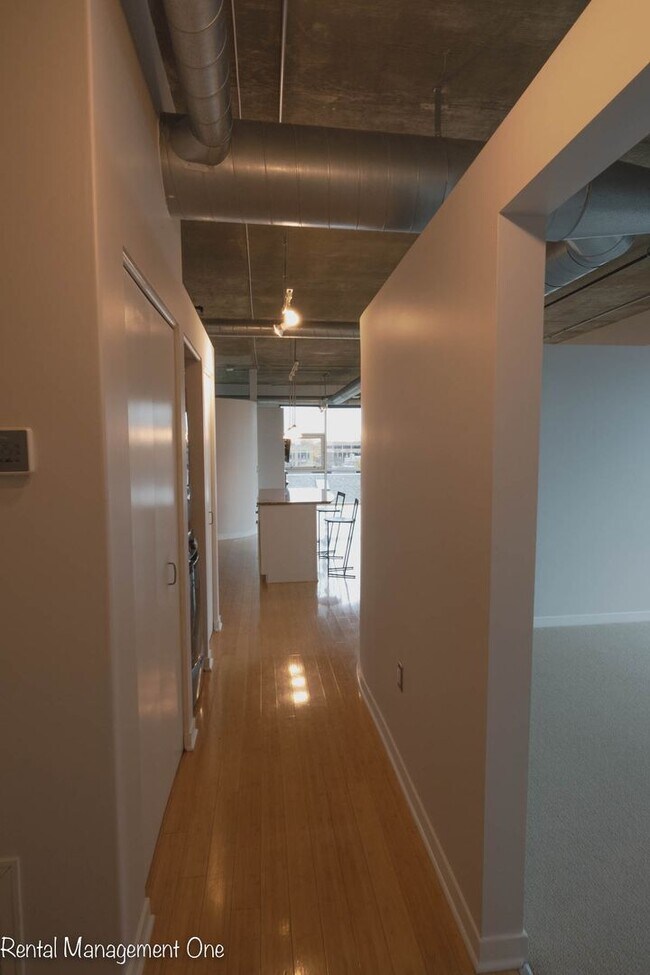 Foto del edificio - Downtown ROYAL OAK LIVING - 2 bed/2 bath - A CORNER WITH A VIEW!