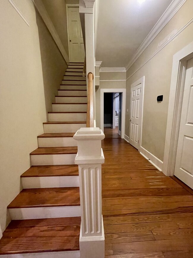 Building Photo - Classic home near downtown Valdosta