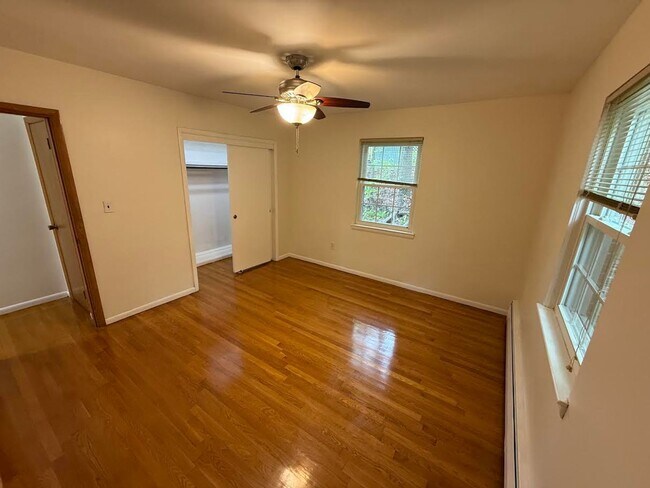 Foto del edificio - Beautiful Newton home with parking included available for rent NOW!