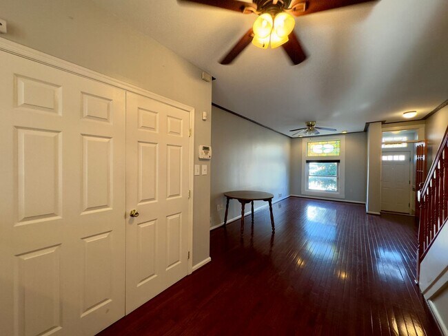 Building Photo - Charming 2Bed/3Bath in Greektown