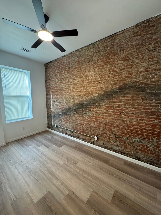 Building Photo - 839 S Jackson St