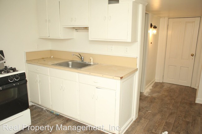 Building Photo - 406 Hedge St