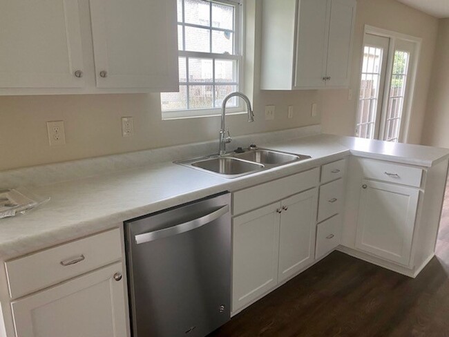 Building Photo - Charming 3 Bedroom 2.5 Bath townhome in Po...